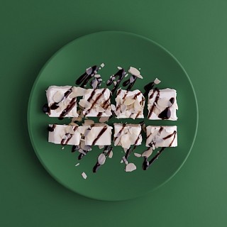 картинка Сладкий ролл с бананом, миндалем и шоколадным сиропом от TakeEat